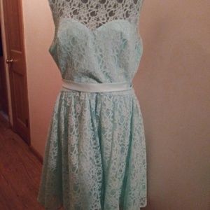 Sz 16/18 Beautiful lace dress (mint-blue)